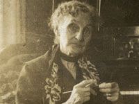 Annie Roper knitting
