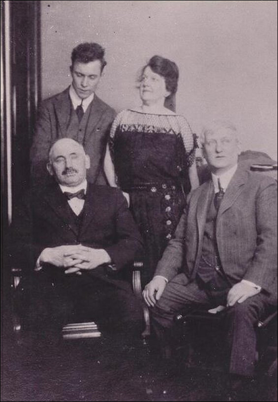 Sir William F. Coaker (en bas à gauche) en compagnie de trois personnes non identifiées.