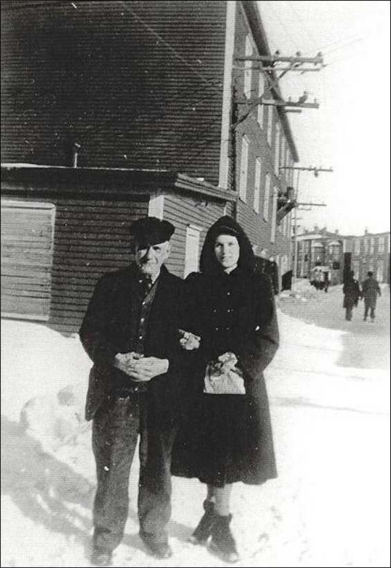 Isaac Russell et Mabel Lodge à l'extérieur de l'immeuble du Fishermen's Advocat.