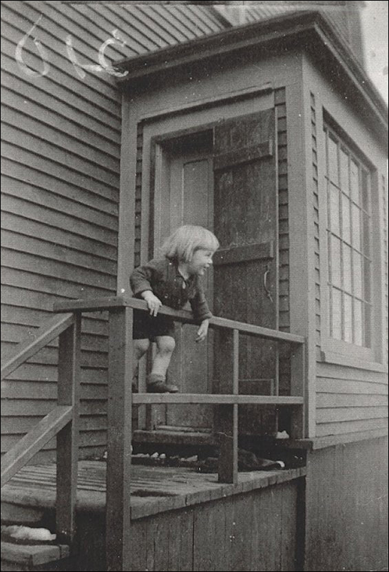 Betty (Pelley) Mason, grimpant sur la rampe, à sa maison, rue Main.