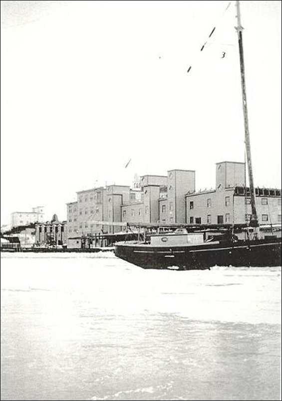 Vue du port et des installations de la Fishermen's Union Trading Company, à l'arrière-plan.
