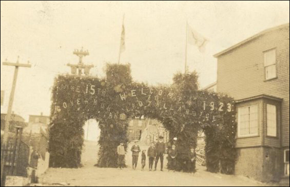Arche, Bungalow Hill, pour accueillir le gouverneur et Lady Allardyce à Port Union.