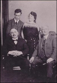 Sir William F. Coaker (en bas à gauche) en compagnie de trois personnes non identifiées.