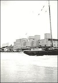 Vue du port et des installations de la Fishermen's Union Trading Company, à l'arrière-plan.