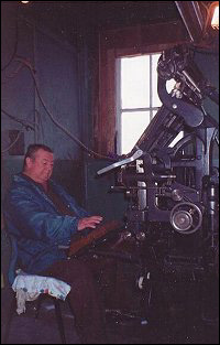 Arthur Sweetland à la machine linotype.