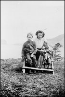 Charlotte Gregory et les enfants Clem et Alma Gregory, sur un chevalet