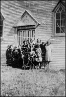 Groupe d'enfants devant la loge des Orangistes