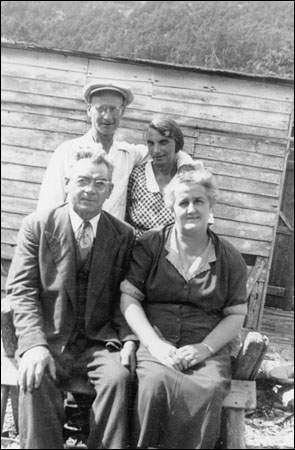 William et Doll Edgecombe (assis), et Jim et Nellie Allen