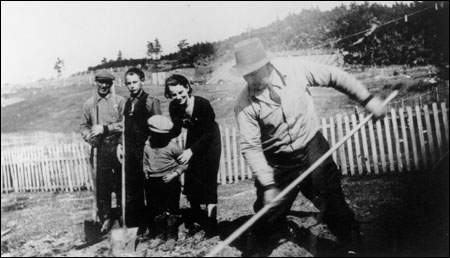 John W. Gilbert et des amis, occupés à défricher le potager sur la colline