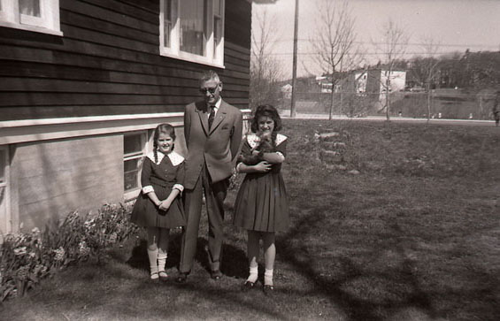 Harold L. Lake's daughters and Peter Boot standing outside their family home