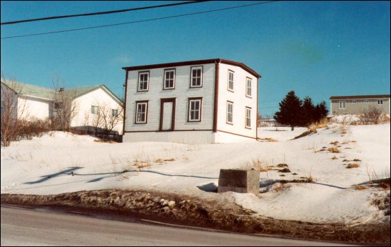 Maison de Frank Drake à Arnold's Cove, remorquée de Haystack