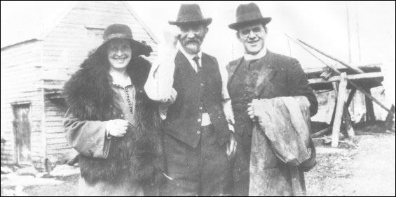 Le révérend Cotton, ministre méthodiste, en compagnie de sa femme et de William King, Deer Harbour