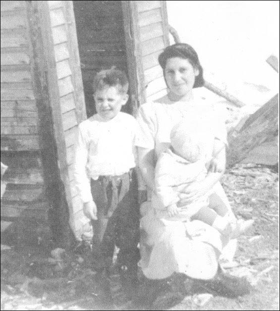 Shirley Randell, en compagnie de sa fille Bernice et de son neveu Colin, à Hooping Harbour