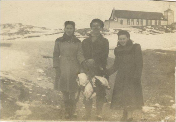 Ida Pomroy (gauche), Joe Hann (centre) et Minnie Pittman tenant des guillemots à Merasheen.