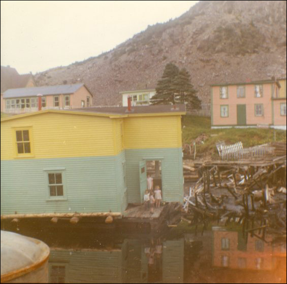 Maison de Jack Wadman, prête pour le remorquage de Bar Haven à Southern Harbour (baie de Placentia)