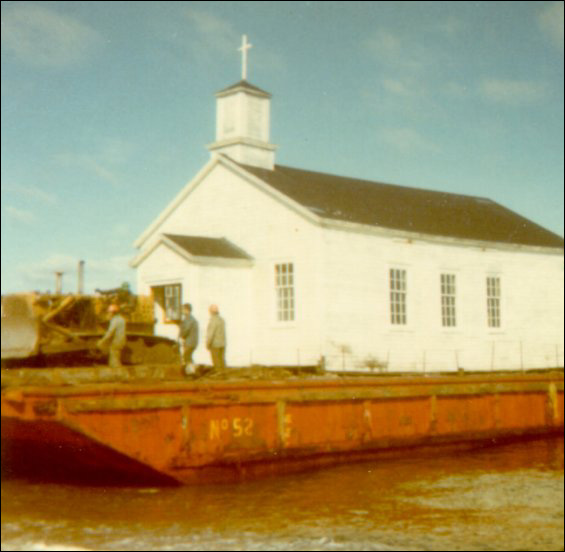 Église anglicane de Point Rosie sur la barge, pendant le remorquage jusqu'à Frenchman's Cove (baie de Fortune)