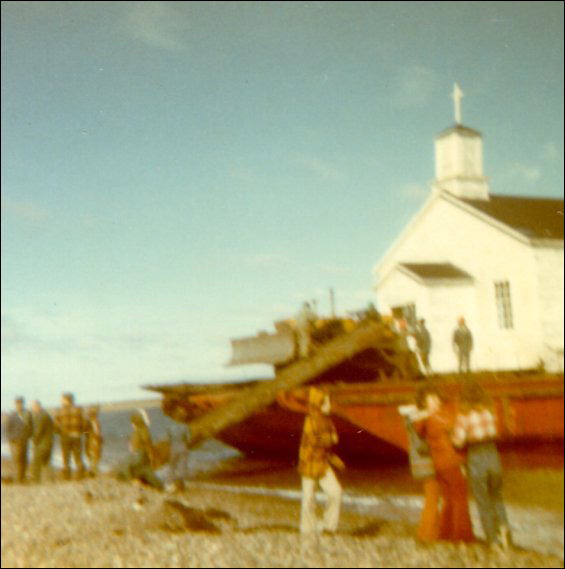 Église anglicane de Point Rosie sur la barge, pendant le remorquage jusqu'à Frenchman's Cove (baie de Fortune)
