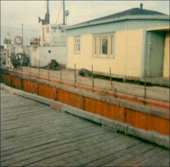 Maison de Stanley Keeping, à Garnish, sur la barge qui l'a transportée de Point Rosie (baie de Fortune)