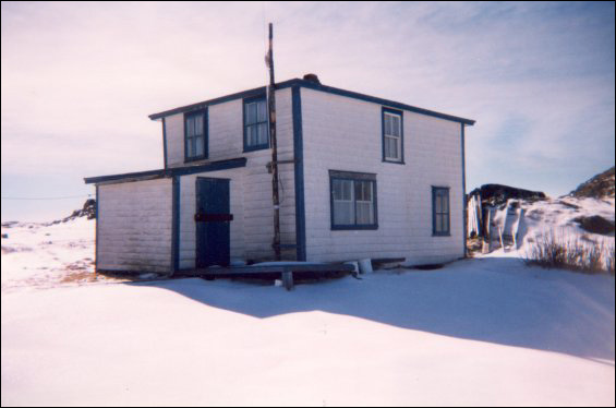 Maison d'Eli Caines à Garnish, remorquée de Point Rosie