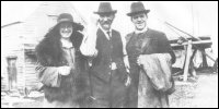 Le révérend Cotton, ministre méthodiste, en compagnie de sa femme et de William King, Deer Harbour