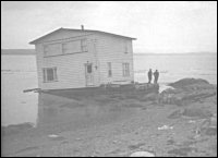 Maison de George et Alice Eastman, à North Harbour (baie de Placentia), sur la barge qui l'a transportée de Woody Island