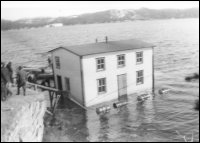 La maison d'Alex et Annie Stacey, mise à l'eau à l'île Sound (baie de Placentia), en route vers Garden Cove (baie de Placentia)
