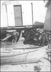 Préparatifs à Woody Island (baie de Placentia) en vue du remorquage de la maison de William et Meta Pearce