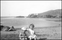 Edna (Walters) May et Gerald Walters sur la plage à Point Rosie