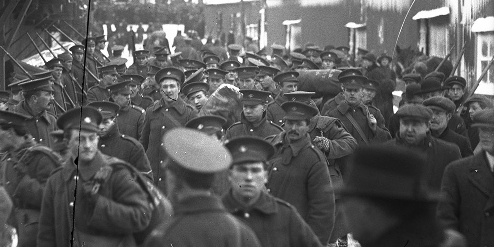 Members of the Newfoundland Regiment preparing to board ship in St. John’s, N.L., circa 1916