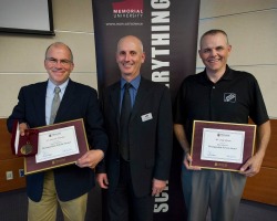 Dr. John Hanchar receiving Distinguished Scholar Award