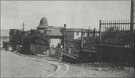 Vue de Bungalow Hill et le bungalow de Coaker, à l'avant-plan.