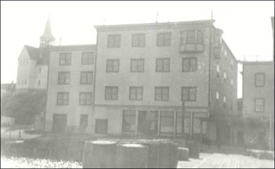 Vue de derrière des installations de la Fishermen's Union Trading Company, montrant les fenêtres en baie du bureau de Coaker au dernier étage.