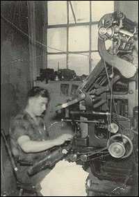 Arthur Sweetland faisant fonctionner la machine linotype au Fishermen's Advocate