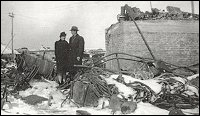 Lendemain de l'incendie de mars 1945, qui a détruit les installations de la Fishermen's Union Trading Company.