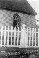 Sépulture de Myrtle Gilbert, devant l'Église unie de Haystack