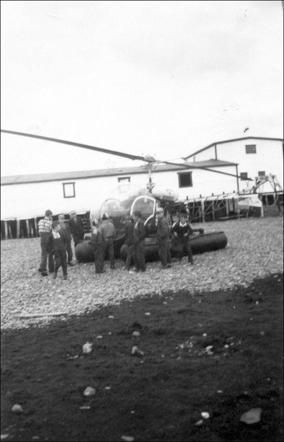 Hélicoptère à l'usine de transformation de Regina (îles Colinet)
