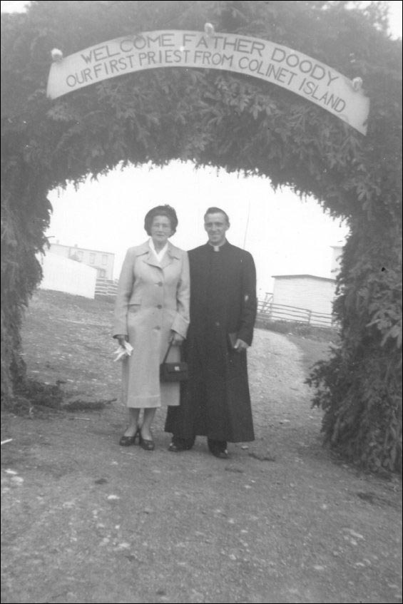 Le père Doody et sa mère au retour de celui-ci à les îles Colinet après son ordination