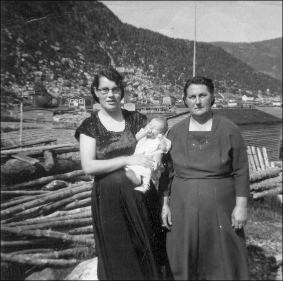 Zela Randell, en compagnie de sa bru et de son petit-enfant, à Hooping Harbour