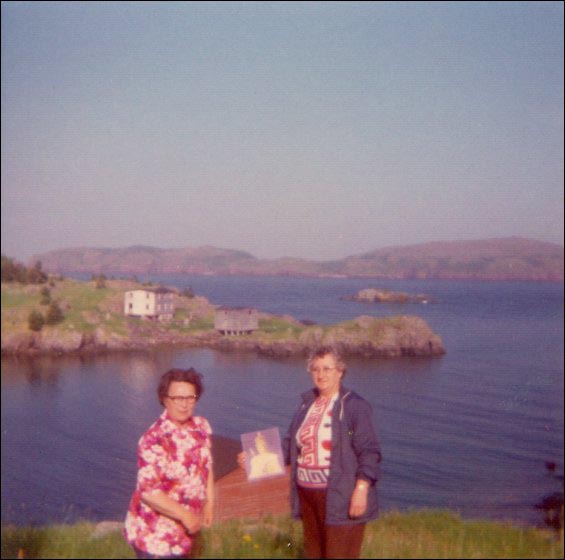 Edna Toope et Aletha [Toope] Spurrell à Ireland's Eye. La maison et remise à ficelle abandonnées de Llewellyn Toope figurent en arrière-plan.