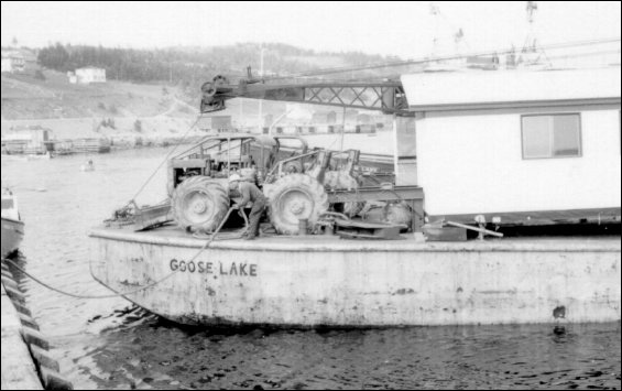 Déménagement d'une maison à bord de la barge « Goose Lake »