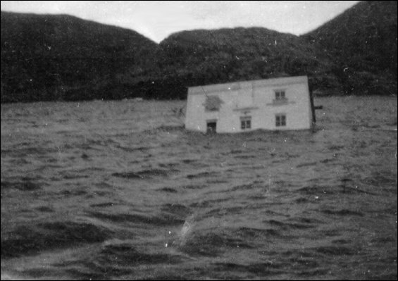 House in transit from Deep Bay to Fogo sinking