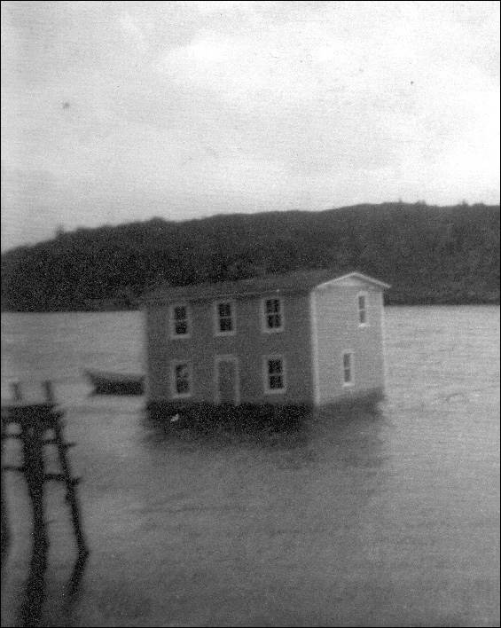 Maison de Leonard et Stella Hanlon, sur la barge qui l'a transportée de Bar Haven à Southern Harbour (baie de Placentia)