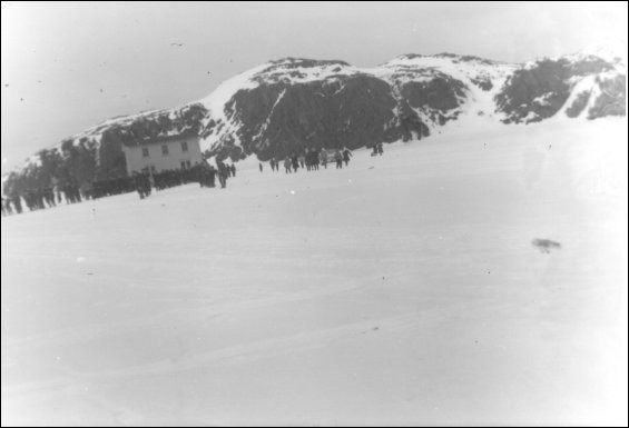 Maison d'Elizah Soper, remorquée sur la glace de House Cove à Little Heart's Ease (baie de Trinity)
