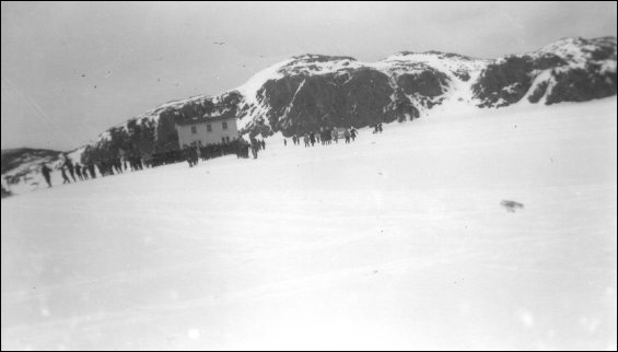 Maison d'Elizah Soper, remorquée sur la glace de House Cove à Little Heart's Ease (baie de Trinity)
