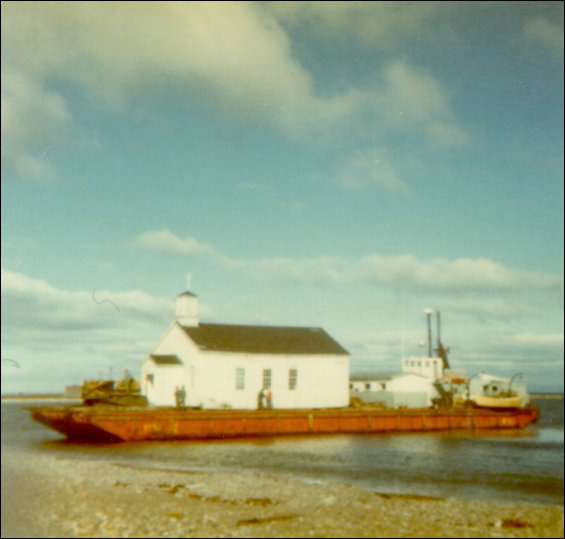 Église anglicane de Point Rosie, sur la barge qui l'a transportée à Frenchman's Cove (baie de Fortune)