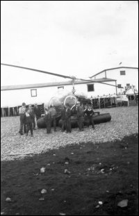 Hélicoptère à l'usine de transformation de Regina (îles Colinet)