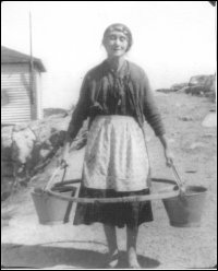 Hannah Rogers, transportant de l'eau à Fair Island