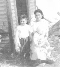 Shirley Randell, en compagnie de sa fille Bernice et de son neveu Colin, à Hooping Harbour