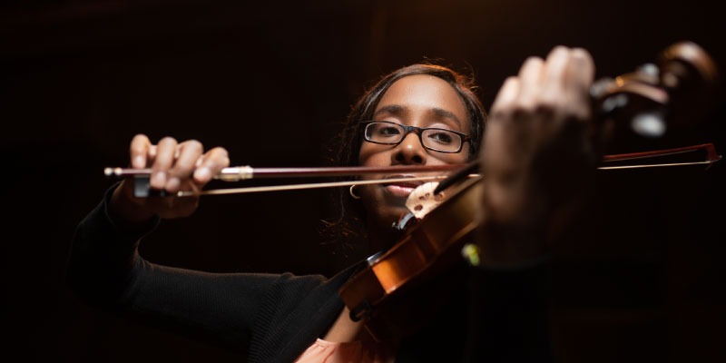 Yanet Campbell playing the violin.